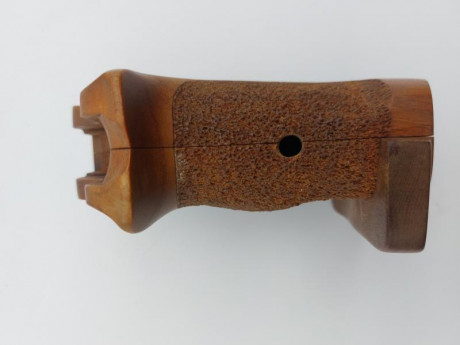 Vendo cacha anatómica para Smith and Wesson 686 de armazón redondo diestro prácticamente sin uso.
Tiene 00