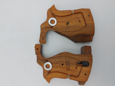 Vendo cacha anatómica para Smith and Wesson 686 de armazón redondo diestro prácticamente sin uso.
Tiene 10