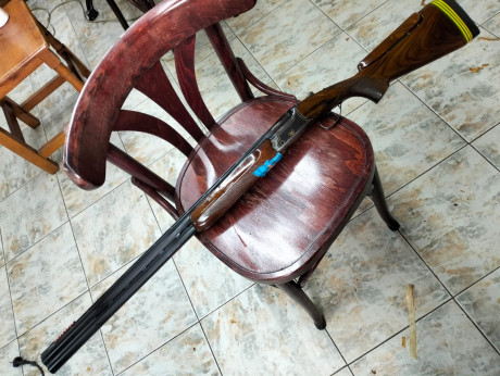 se vende escopeta en buen estado kromson con dos cañones unos de 74 cm F.O.32 BLACK y otros de 63 D´OR 02