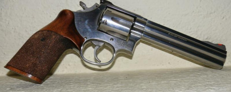 Revolver de 6 pulgadas impecable. Tiene sus años pero tira como el primer día. 650 € . No me interesan 02