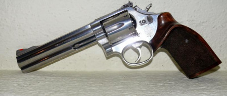 Revolver de 6 pulgadas impecable. Tiene sus años pero tira como el primer día. 650 € . No me interesan 00