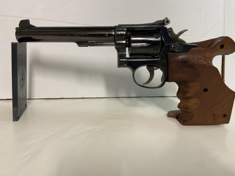Se vende revolver SMITH&WESSON K14 serie 4 en calibre 38, tiene 2 cachas la de serie y anatómica, 02
