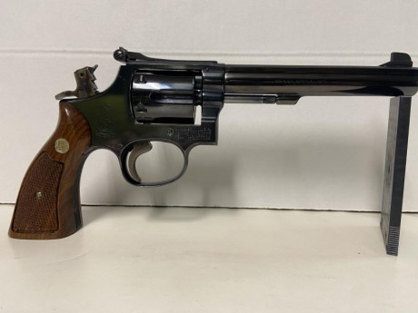 Se vende revolver SMITH&WESSON K14 serie 4 en calibre 38, tiene 2 cachas la de serie y anatómica, 01