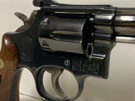 Se vende revolver SMITH&WESSON K14 serie 4 en calibre 38, tiene 2 cachas la de serie y anatómica, 00