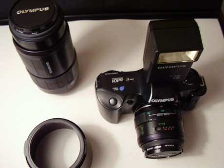 Cambio esta camara reflex Olympus OM 101 Power Focus analógica y motorizada con dos objetivos, uno de 01