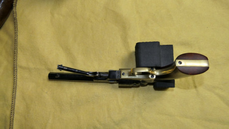 Hola a todos, está como nuevo, vendo uberti calibre 36 colt 1862 pocket, 300€ también dejo mi número de 00