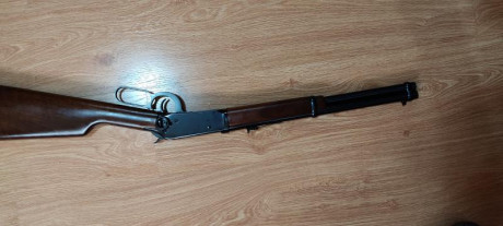 Hola. Vendo este winchester, tiene tornillos en la parte superior para colocar unas monturas,  expulsa 00