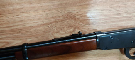 Hola. Vendo este winchester, tiene tornillos en la parte superior para colocar unas monturas,  expulsa 12