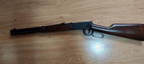 Hola. Vendo este winchester, tiene tornillos en la parte superior para colocar unas monturas,  expulsa 11