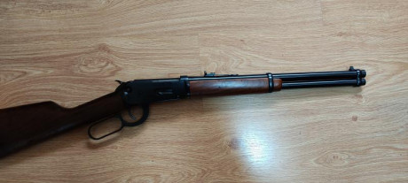 Hola. Vendo este winchester, tiene tornillos en la parte superior para colocar unas monturas,  expulsa 10