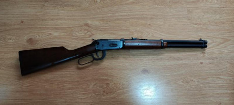 Hola. Vendo este winchester, tiene tornillos en la parte superior para colocar unas monturas,  expulsa 20