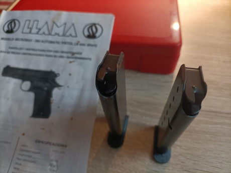 En venta dos cargadores de pistola Llama modelo  Micromax calibre 9 corto (380 auto) junto a la caja y 00