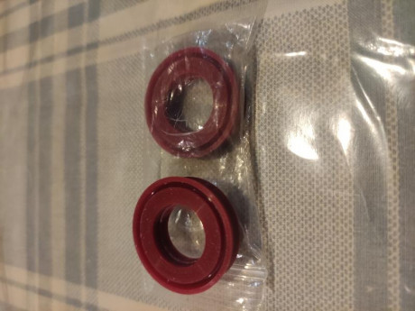 Vendo dos sellos tal y como los recibí hace 3 meses por error al pedirlos para el modelo 135,  el precio 00