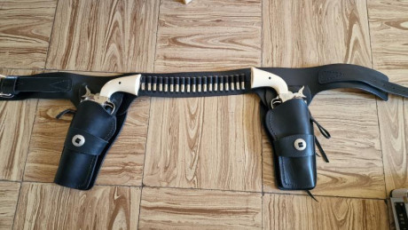 ¿Alguna vez has querido sentirte como un auténtico pistolero del oeste? Esta es tu oportunidad. 

Vendo 02