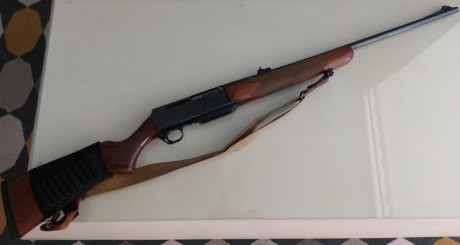 Rifle semiautomático marca Browning modelo BAR en calibe 300 Win. Magnum. Se entrega con funda, canana 01
