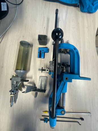 Vendo kit de recarga Dillon 550. Listo para usar; trae dies de 9mm. incluyo varios recambios y accesorios. 02