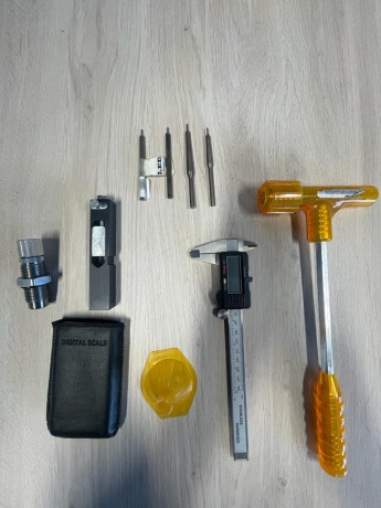 Vendo kit de recarga Dillon 550. Listo para usar; trae dies de 9mm. incluyo varios recambios y accesorios. 01
