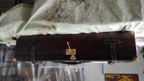 SE VENDEN 2 MALETAS ESCOPETAS
 - BAUL MALETA 2 ESCOPETAS PARALELAS.  
INTERIOR FORRADO, CON LLAVE
ETIQUETA 01