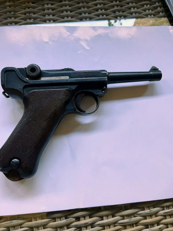 Se vende Luger P08 de un compañero.
Números coincidentes excepto cargadores, en estado de tiró, licencia 02