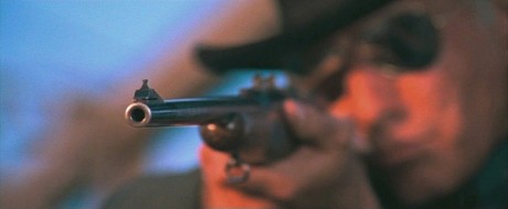 Compañeros,

En vista de las ganas de algunos (Elcafe, Wilcow, Vrakk, etc) por adivinar armas de películas 100