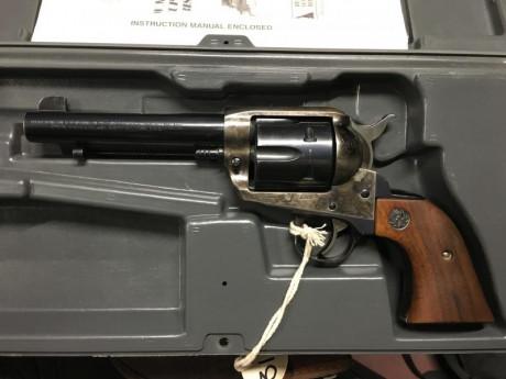 ***VENDIDO*** Se vende revólver Ruger Vaquero en calibre .45 LC.  
Acabado jaspeado.
Cañón de cinco pulgadas 02