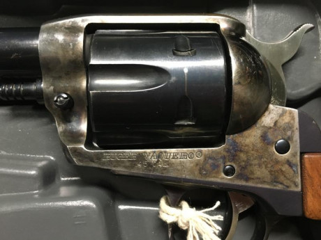 ***VENDIDO*** Se vende revólver Ruger Vaquero en calibre .45 LC.  
Acabado jaspeado.
Cañón de cinco pulgadas 01