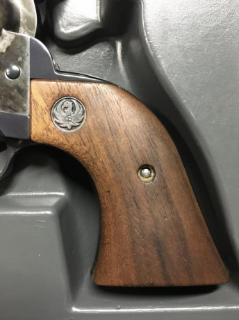 ***VENDIDO*** Se vende revólver Ruger Vaquero en calibre .45 LC.  
Acabado jaspeado.
Cañón de cinco pulgadas 00