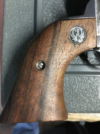 ***VENDIDO*** Se vende revólver Ruger Vaquero en calibre .45 LC.  
Acabado jaspeado.
Cañón de cinco pulgadas 11