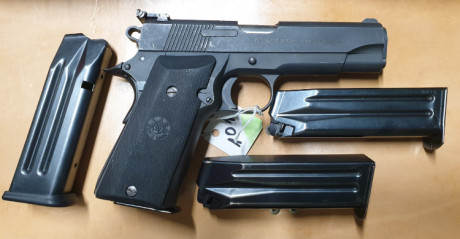 Se vende pistola Llama Max 9mm pb provista de cuatro cargadores dobles. 
Ideal para RR.TT
Acabado pavón. 01