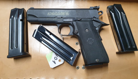 Se vende pistola Llama Max 9mm pb provista de cuatro cargadores dobles. 
Ideal para RR.TT
Acabado pavón. 00
