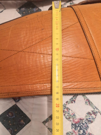 Se vende funda de cuero fabricada por Manuel Vivas de Malpartida de Plasencia. Es de buena calidad. Tiene 02