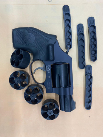 *Se vende;* 

 *Revolver Smith & Wesson M&P 360, calibre 357 Magnum/38 spl.* 
Punto de mira Trijicom
Cachas 01
