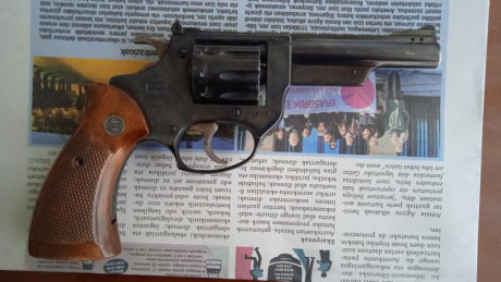 Buenos días, Compañeros.

Revólver Astra de 9 tiros del 22 LR, cañón de 4 pulgadas, alza regulable, muy 00
