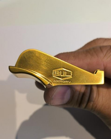 Vendo retenida de corredera con apoyo de pulgar de la marca Bul Armory con nitruro de titanio. Válida 01