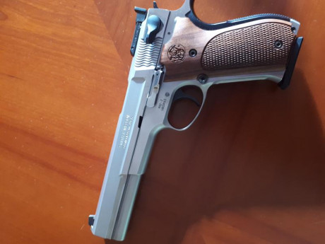Se vende sw 952 en 6" en un estado exelente en su maletin original ,adquirida recientemente  en un 10
