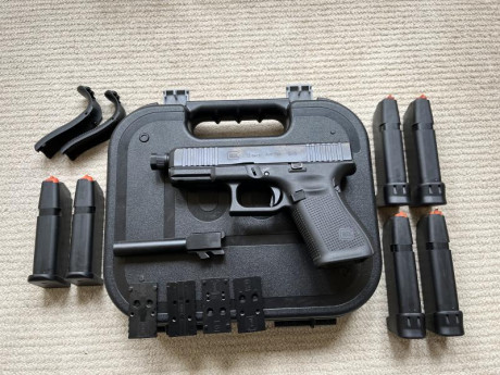 Hola 
Se vende pistola GLOCK 19 Gen5 MOS/FS/THR 9x19 750€ 
Con 6 cargadores, mas dos cañones 
Comprada 00