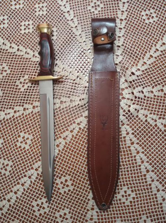 Vendo cuchillo Muela Bowie con hoja de 26 cm y su funda de cuero ,se encuentra en muy buen estado y poco 00