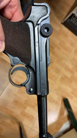 Preciosa luger de 1940.
Pavon original, cañon perfecto, tira muy preciso.
Cargador mismo numero, cierre 01