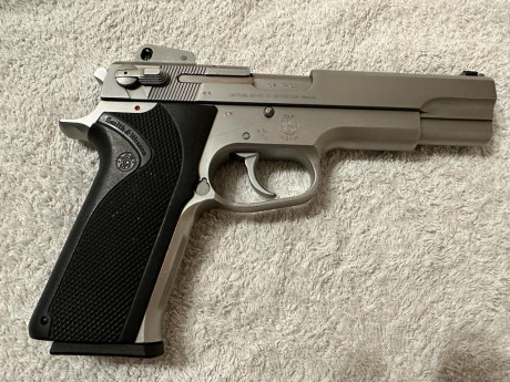Un buen amigo me pide que le ponga en venta esta pistola Smith & Wesson 10mm auto  en perfecto estado 00