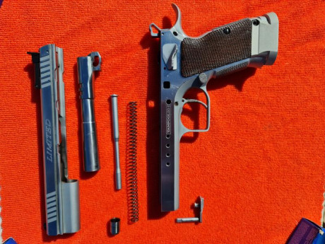 Se vende Tanfoglio Limited Custom HC de 9mm, con 3 cargadores (uno es del calibre 38 que funciona perfectamente). 11