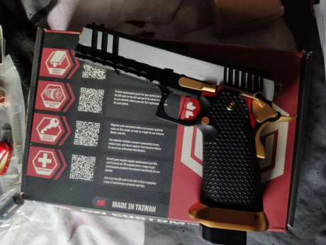 Vendo pistola AW Custom Full metal de airsoft nueva
Disparo semi y auto
Blowback
Dos cargadores (uno de 02
