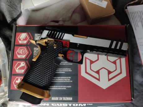 Vendo pistola AW Custom Full metal de airsoft nueva
Disparo semi y auto
Blowback
Dos cargadores (uno de 01