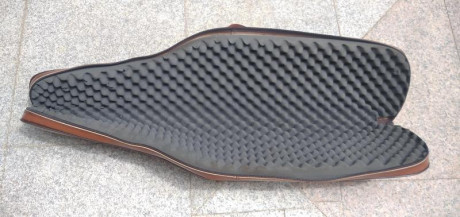 Elegante maleta de polipiel para el transporte o almacenaje de armas largas (fusiles y escopetas)
Muy 02