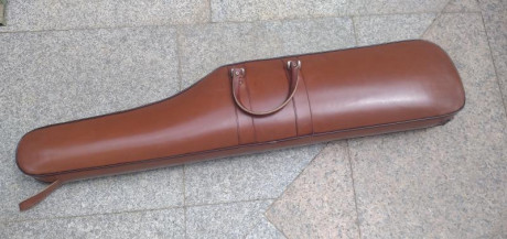 Elegante maleta de polipiel para el transporte o almacenaje de armas largas (fusiles y escopetas)
Muy 01