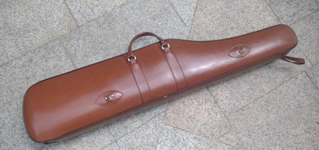 Elegante maleta de polipiel para el transporte o almacenaje de armas largas (fusiles y escopetas)
Muy 00