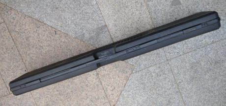 Maleta rígida para transporte de armas largas Material plástico, bisagras cierres y espuma en buen estado. 02