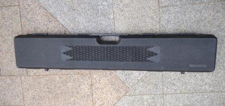 Maleta rígida para transporte de armas largas Material plástico, bisagras cierres y espuma en buen estado. 01