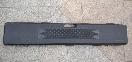 Maleta rígida para transporte de armas largas Material plástico, bisagras cierres y espuma en buen estado. 00