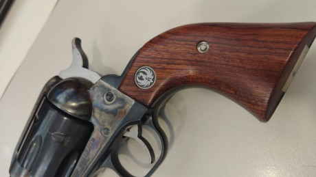 Vendo Revolver Vaquero calibre 45 en perfecto estado. Para guiar en F, A o B. El arma está en Murcia. 01