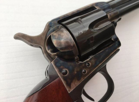 SE VENDE REVÓLVER DE COLECCIÓN UBERTI MODELO 1873 EN CALIBRE .45 LC. 
CAÑÓN DE 4" 3/4.
EN ACABADO 02